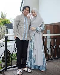 Ingin suasana kencan kamu semakin romantis dengan pasangan kalian, sehingga mampu menarik semua perhatian dengan style fashion gunakan baju couple kemeja keren. Baju Couple Sahabat Perempuan Berhijab