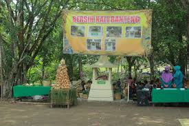 We did not find results for: Acara Tradisi Jumat Legi Bersih Kali Banteng Dimasa Pandemi Covid