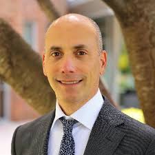 Po tom, čo ho v roku 2007 objavil manažér prostredníctvom videí na youtube, podpísal zmluvu s vydavateľstvom rbmg records a vydal svoje debutové ep s názvom my world (2009). Kenneth Baer Kennethbaer Twitter