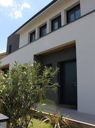 Porche D Entree Minimaliste Pour Cette Maison De Ville Contemporaine La Porte D Entree A Ete Positionnee En Leger R Entree Minimaliste Porches Porche Entree