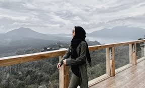 Umur 20 tahun) adalah pendakwah, pengusaha, penulis, sekaligus putri dari ustadz yusuf mansur. 3 Gaya Hijab Simpel Ala Wirda Mansur Cocok Untuk Traveling Okezone Muslim