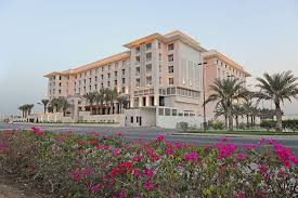 The Exterior Of The Hormuz Grand Hotel Located Next To Bank Muscat Headquarters Close To Muscat International Airport Oman Hotels Grand Hotel Exterior