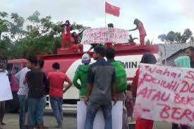 Pemotongan gaji dilakukan secara proporsional mulai dari level direksi dan komisaris, hingga staf mulai dari 10 persen untuk level staf hingga 50 persen irfan menilai pemotongan gaji ini merupakan opsi terbaik yang bisa diambil perusahaan saat ini di tengah tantangan kinerja operasional yang. Gaji Dipotong 6 Karyawan Blokade Spbu
