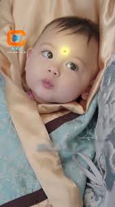 El niño fue abandonado por su madre y adoptado por 108 hermosas tías 😇