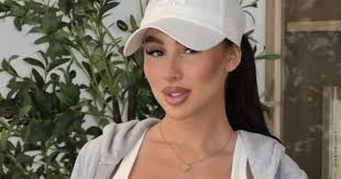 Enceinte, cette influenceuse reste active sur les plateformes pour adultes  (et ça choque)