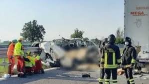 Due camion, uno dei quali un'autocisterna che trasportava gpl, e un'auto. Incidente A1 5 Morti Chi Sono Le Vittime A Bordo Del Doblo
