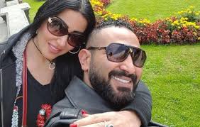 يعد الوزن أكبر هاجس يؤرق المرأة، فهي تسعى دوما للمحافظة على رشاقتها، والحرص بعدم زيادته ولو بضعة كيلوغرامات، فكيف الحال مع النجمات اللاتي يكن أمام الكاميرات على مدار العام. Ø³Ù…ÙŠØ© Ø§Ù„Ø®Ø´Ø§Ø¨ ØªØ®Ø¶Ø¹ Ù„Ø±ÙŠØ¬ÙŠÙ… Ù‚Ø§Ø³ Ù„Ù† ØªØµØ¯Ù‚ÙˆØ§ Ù…Ø§Ø°Ø§ ÙØ¹Ù„Øª Ù„ØªØ®Ø³Ø± 20 ÙƒÙŠÙ„Ùˆ Ù…Ù† ÙˆØ²Ù†Ù‡Ø§ Laha Magazine