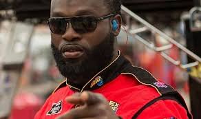 NFL sezonu bugün başlıyor. Peki NFL'de tutunamayan futbolcular ne yapıyor?  NASCAR pit ekiplerine katılıyorlar. İşte bu futbolcuların bazıları: Eski  Penn State RB'i Journey Brown, şimdilerde Trackhouse pit ekibinde  çalışıyor. Eski Redskins LB'ı