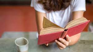 Veja trechos de livros e compartilhe a um livro é uma floresta com folhas e flores e bichos e cores. Plano Nacional De Leitura