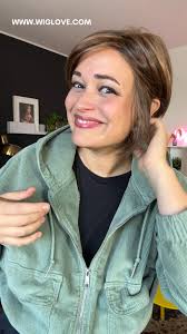 Oggi ho per voi due DUBAI di Belle Tress, una nuovissima parrucca in fibra  sintetica resistente al calore, un taglio a caschetto alle spalle, liscio,  che si allunga nettamente verso il viso.