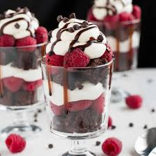 Verrines Brownie Chocolat Et Framboises Dessert Pour Vos Enfants En 2020 Verrine Dessert Facile Recette Verrine Dessert Verrine Sucree Facile