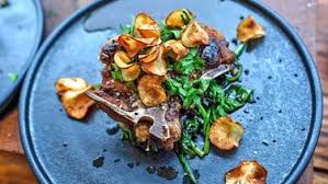 Rezept Weideschwein Koteletts Mit Topinambur Chips Ndr De Ratgeber Kochen