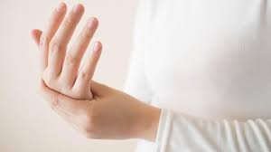 Dec 23, 2019 · menurut american society for surgery of the hand (assh), penyebab paling sering dari tangan terasa kebas adalah sindrom carpal tunnel.keadaan tersebut umumnya terjadi akibat adanya penekanan pada saraf median, baik oleh kebiasaan yang salah ataupun penyakit seperti diabetes, hipotiroid, dan sejenisnya. 15 Penyebab Jari Tangan Kesemutan Yang Harus Diwaspadai