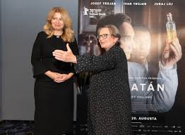 Italyancadan geldiği iddia edilen sözcük. Reportaz Premieru Filmu Sarlatan Si Prisla Pozriet Aj Prezidentka Zuzana Caputova