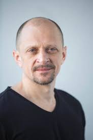 Актер дмитрий гусев умер за рулем автомобиля, когда ехал домой со съемок к супруге — у пары была годовщина на счету дмитрия гусева более 100 ролей в фильмах и сериалах. Embte934lahgrm