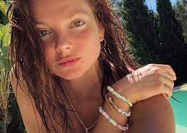 In 2010 she achieved the miss universe in hungary, where she was crowned best fashion designer, which came in first place behind american miss universe. Mihalik Eniko A Tengerentulon Onkenteskedik Halaadas Alkalmabol Nuus Hu