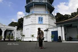 Rumah eriyanto terkena longsor akibat hujan deras di kampung gulingjawa citajur, desa nagrak utara, kecamatan nagrak, sukabumi, jawa barat, jumat (12/4). Konflik Keraton Solo Seusai Berdoa Di Sangga Buana Roy Suryo Disambut Bunga Wijaya Kusuma