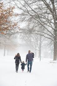 Best Snow Photo Ideas For Family And Kids Craftionary Winter Family Photos Winter Family Photoshoot Winter Family Photography