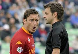 Sperando di non assistere ad errori di questo tipo in champions, dove difficilmente sarebbero recuperabili, per l'incoraggiamento compro bonucci. Rizzoli Bonucci E Il Vaffa Di Totti Quando L Arbitro Non Estrae Il Rosso Sport La Repubblica