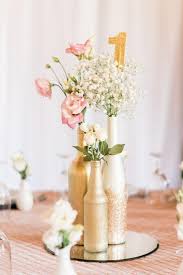 Tischplatte Mit Flasche Sehen Sie Schone Ideen Um Den Tisch Zu Dekorieren Hochzeit Tischdekorartion Tischdekoration Hochzeit Und Goldene Hochzeit Deko