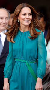 Az oldalt azoknak a személyeknek hoztam létre akik szintén nagy rajongói katalin hercegnőnek! Katalin Hercegne Csodasan Festett Ebben Az Elenk Szinu Osszeallitasban Royal Fashion Fashion Long Sleeve Blouse