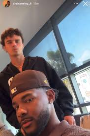 Lmaoo Chris telling Nic easy white chocolate just killed me!🤣🤣 o is  talking to Amaya in the background also.