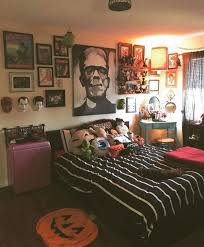 32 Spooky And Scary Halloween Bedroom Decorating Ideas In 2020 Halloween Bedroom Halloween Room Decor Halloween Bedroom Decor
