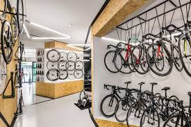 Velo7 Une Boutique Atelier Realisee Par Le Studio D Architecture Mode Lina Blog Esprit Design En 2020 Architecture Mode Salle De Velo Bicyclettes