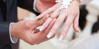 Pastu bila basuh pinggan asyik nak terpegang jari manis untuk betulkan cincin (dah jadi habit). Alasan Memakai Cincin Kawin Di Tangan Kanan Atau Tangan Kiri Ya Duta Jewellery Cincin Kawin