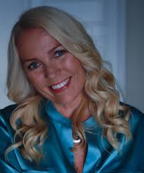 Kan du hjelpe meg igjen? Trenger anbefaling på den koseligste kafèen der du  bor ( helst en som til vanlig er steng på kvelden), vet du om et sted?