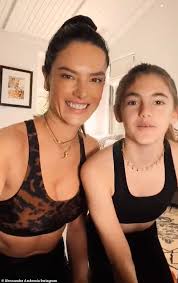 Extra's cheslie kryst caught up with brooke burke to find out how she's coping in quarantine. Alessandra Ambrosio Joins Girlfriend Brooke Burke For Booty And Toning Ab Training On Instagram Live Oltnews