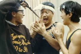 周星馳（粵拼 stephen chow ，1962年 6月22號—），花名星爺（ sing 1 je 4 ），係香港一個電影 演員同導演。 佢曾經屢破票房紀錄，因而又稱做「星爺」。 佢唔少戲嘅劇情都有一個共通點：開始時主角都好輕浮，一係就不學無術，一係就係小無賴（唔會大奸大惡，但係就賤到死）。 Ihlmk0sve2i1hm