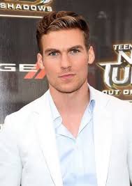 Fan Casting Pete Ploszek as Johnny Cage in Mortal Kombat Cinematic Realms 