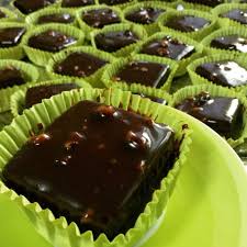 Des Sables Fourres A La Creme Au Beurre Aux Noix Gateau Tout Chocolat Tout Chocolat Gateaux Et Desserts
