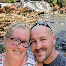 Which truck is better for towing a 27-foot camper, a 2009 5.4 or a 2000 7.3?