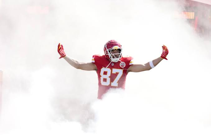 Securing a versatile asset like Jonnu Smith would alleviate the physical burden carried by veteran tight end Travis Kelce., do AI tạo