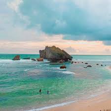 Pantai pelabuhan ratu adalah tempat wisata rakyat dan meski sudah ada hotel bertaraf internasional yang dibangun dekat dengan bibir pantai, harga tiket masuk ke pantai masih sangat murah hingga sekarang. Pantai Ngandong Gunungkidul Menikmati Sunset Dan Sunrise Antareja Tour Jogja