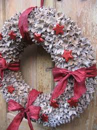 Basteln Mit Bucheckern Weihnachten Turkranz Rote Dekorationen Turkranz Weihnachten Bastelarbeiten Weihnachtskranz