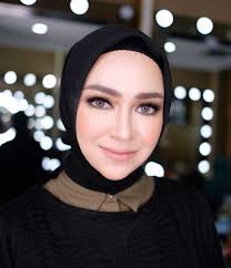 Celana kulot warna hitam yang senada dengan warna jilbab, wristlet dan chunky shoes warna hitam. Main Di Istri Kedua 9 Potret Aryani Fitriana Dengan Hijab Hitam