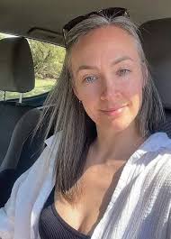 Woman asks the internet to guess what her age is, the comments shock her...  check comments to see how old she is👇