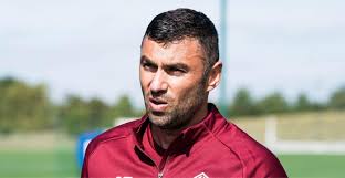 Sırasıyla beşiktaş, manisaspor, fenerbahçe, eskişehirspor, trabzonspor, galatasaray, çin ekibi beijing guoan. Losc Sign Turkish Hitman Burak Yilmaz