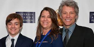 Millie bobby brown and bon jovi's son, jake bongiovi, made their public debut as a couple thursday, affectionately. Hahvkzaumm3a4m