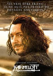 Cette saga humoristique racontait les aventures du roi arthur pendragon, ainsi que de l'ensemble des chevaliers de la table ronde composé notamment de. Kaamelott Date De Sortie Bande Annonce Affiche Tout Ce Qu On Sait Sur Le Film Melty