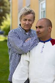 Pojken, som heter rafael och är juniors biologiska son, bor nu hemma hos paret i värmland. Den Folkkara Akvarellkonstnaren Lars Lerin Tycker Inte Om Rutiner Eller Mingel Kultur Och Noje Svenska Yle Fi