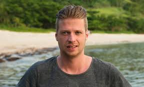 De twee 'nestors' van 'expeditie robinson 2010' krijgen de opdracht om vuur te maken, de postzegels van een brief te stomen en vervolgens op zoek te gaan naar de sleutel van een zware kist, die hun hongerige magen tijdens de komende dagen en weken moet stillen. Wietze Doet Mee Met Expeditie Robinson Qmusic