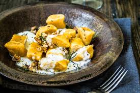 Susskartoffelgnocchi Mit Rosmarin Fetacreme Rezept Susskartoffel Gnocchi Rezepte Mahlzeit