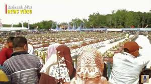 Ya, pulau bali memang sudah sangat terkena di telinga para wisatawan dari. Newsvideo Serunya Makan Durian Gratis Di Kiram Park Karangintan Kabupaten Banjar Banjarmasin Post