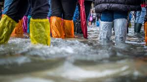 Le 30 octobre, le maire de new york déclare que la tempête a fait une dizaine de morts dans la ville et annonce la réouverture de trois ponts fermés antérieurement. Inondations Aux Usa 7 Personnes Meurent A New York La Nouvelle Tribune