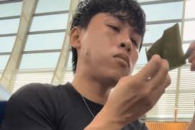 Khách ở sân bay TP.HCM cố ăn 30 cái bánh bột lọc vì cấm đem sang Nhật