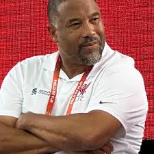 Anaitwa John Barnes John Barnes mjamaica safi HUYU ni mchezaji pekee  aliyecheza mechi 100+ za Premier League bila kupata kadi nyekundu au Kadi  ya njano, akicheza michezo 201 bila kupata kadi .